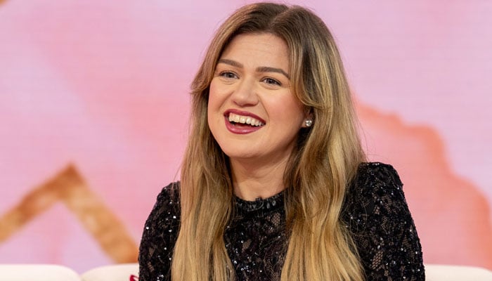 Kelly Clarkson gives a new update on her dating life.
