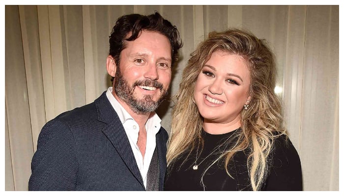 Kelly Clarkson seemingly pokes fun at Brandon Blackstock marriage