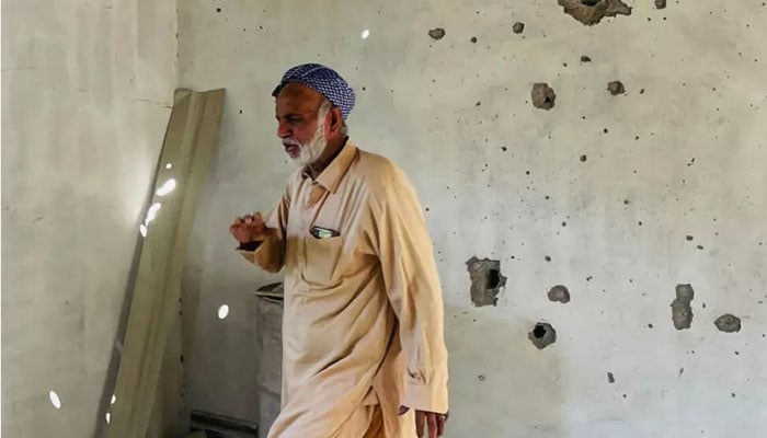 اے جے کے کے رہائشی گھروں میں لوٹتے ہیں ، لیکن بنکروں کو اسٹاک رکھتے ہیں 2 ایک رہائشی کی تصویر اس کے تباہ شدہ مکان کے اندر چکوتھی - اے ایف پی میں ہے