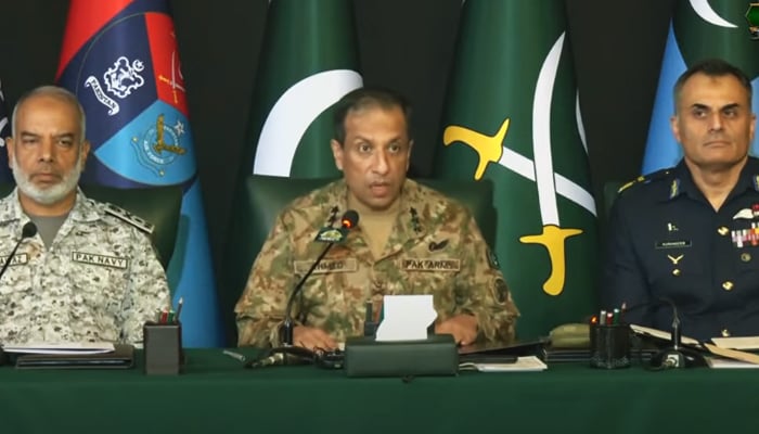 Director General Inter-Services Public Relations (ISPR DG) Lt Gen Ahmed Sharif Chaudhry (centre) speaking to media in a late-night presser. YouTube/Geo News/Screengrab