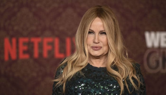 Jennifer Coolidge makes motivational commencement speech