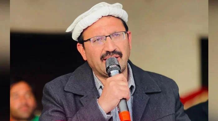 Imran flips stance, asks Junaid Akbar to stay on as PAC chairman