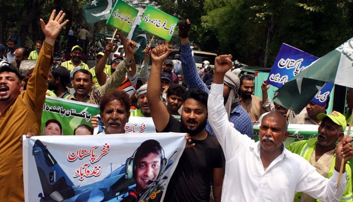 Members of Lahores Clean City Labour Union are holding celebration demonstration to celebrate the remarkable success of Operation Bunyan-um-Marsoos, at Lahore press club on Tuesday, May 13, 2025.— APP