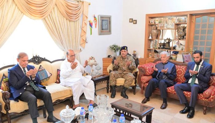 Prime Minister Shehbaz Sharif visits residence of Squadron Leader Usman Yousaf, who embraced martyred during Operation Bunyan-im-Marsoos against India, for condolence in Rawalpindi, May 16, 2025. — PID
