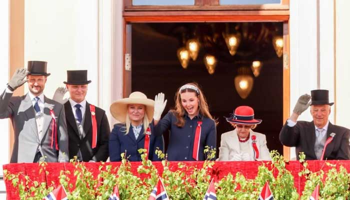 King appears on palace balcony with royals in show of unity