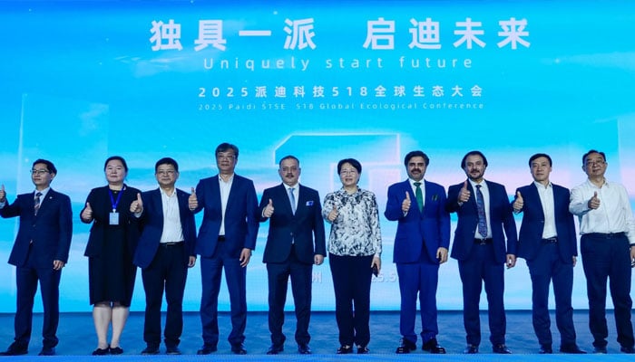 Provincial Information and transport minister Sharjeel Memon with Chinese company Chery Holding officials — Sindh Government