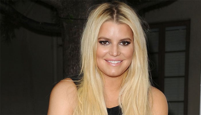 Jessica Simpson shows off dirty blonde hair transformation