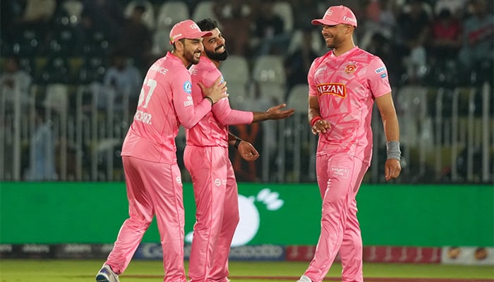 Islamabad United skipper Shadab Khan (centre) celebrates a wicket with teammates during the PSL match against Karachi Kings at Rawalpindi Cricket Stadium on May 19, 2025. — Facebook/thePSL