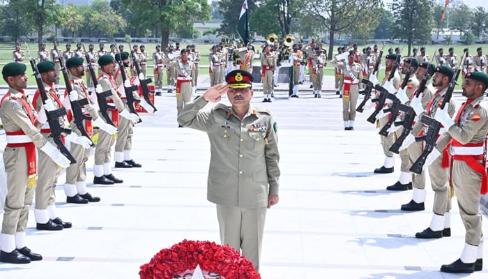 جی ایچ کیو کی تقریب میں ، فیلڈ مارشل عاصم منیر نے شہدا کی قربانیوں کی تعریف کی 1 21 مئی ، 2025 کو راولپنڈی کے جنرل ہیڈ کوارٹر میں خصوصی گارڈ آف آنر تقریب کے دوران فیلڈ مارشل سید عاصم منیر