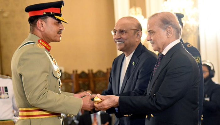 President Asif Ali Zardari (centre) Prime Minister Shehbaz Sharif (right) jointly confer baton of field marshal upon Chief of Army Staff Asim Munir on May 22, 2025. — X/ @MediaCellPPP