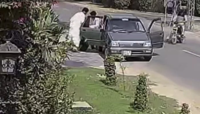 Suspects can be seen dragging the victim Mahwish on road in DHA, Lahore, on May 23, 2024. —Screengrab/CCTV/Reporter