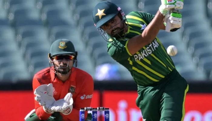 Babar Amzel will play a shot for Rami Bangladesh Shayib Hassan during the 2022 World Cup in the 2022 World Cup between Pakistan and Bangladesh in Adelaide Ofal on November 6, 2022 in Adelaide. AFP