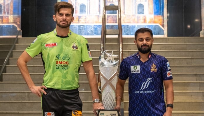 Lahore Qalandars captain (left) and Quetta Gladiators captain with the PSL X trophy. —X/@thePSLt20/File