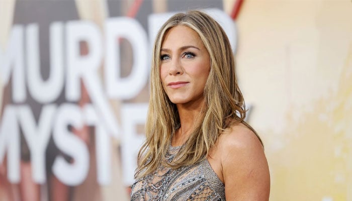 Jennifer Aniston panic deletes photo after leaking phone number