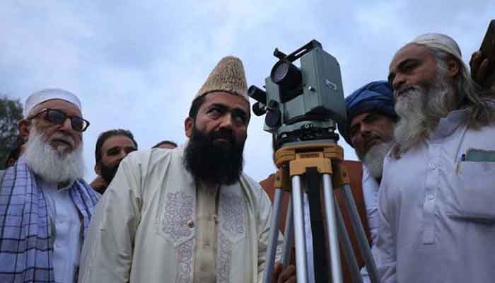 The image shows Ruet-e-Hilal Committee members sighting a moon. — APP/File