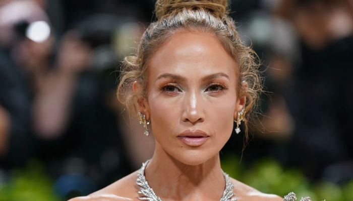 Jennifer Lopez defies all logic with her jaw-dropping system at awards