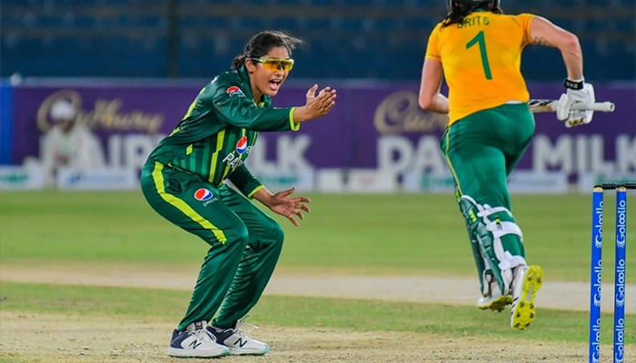 Sadia Iqbal in action during womens T20I match between Pakistan and South Africa, Karachi, September 3, 2023. — PCB