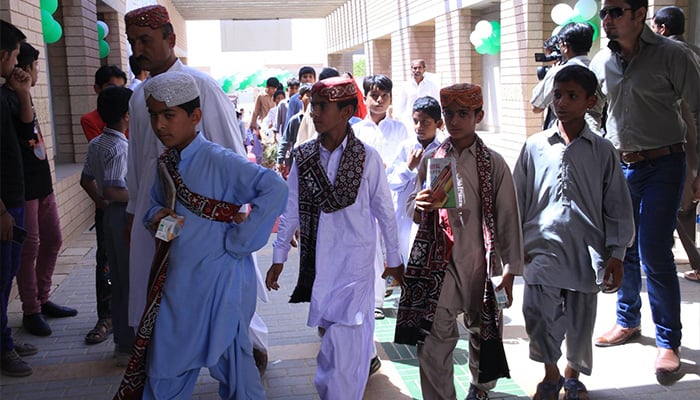 Students wearing ajrak and Sindhi topi arriving at Book Day Festival in a government school. — Facebook/School Education & Literacy Department