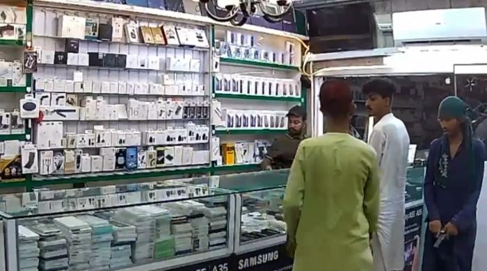 Robbers loot phones from Defence mobile shop in Karachi