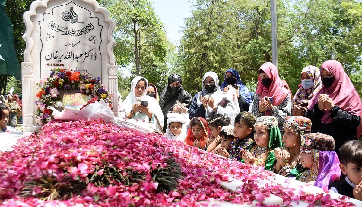 Teaching staff and students of different schools offering fateha at the grave of nuclear scientist Dr Abdul Qadir Khan at H-8 graveyard, Islamabad, on Youm-e-Takbeer. — Online