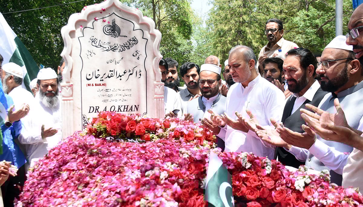 Jamaat-e-Islami Pakistan Ameer Hafiz Naeemur Rehman offering fateha at grave of nuclear scientist Dr Abdul Qadir Khan on Youm-e-Takbeer at H-8 graveyard in Islamabad — Online