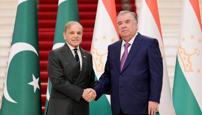 Prime Minister Shehbaz Sharif welcomed by President of Tajikistan Emomali Rahmon upon his arrival at the Palace of Nations in Dushanbe, May 29, 2025 — PID