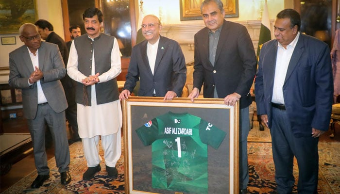 President Zardari urges cricketers to leave politics to politicians 1 President Asif Ali Zardari (middle) is given souvenir by PCB Chairman/Interior Minister Mohsin Naqvi at a reception hosted for Pakistan and Bangladeshi players at Governor House, Lahore — PCB