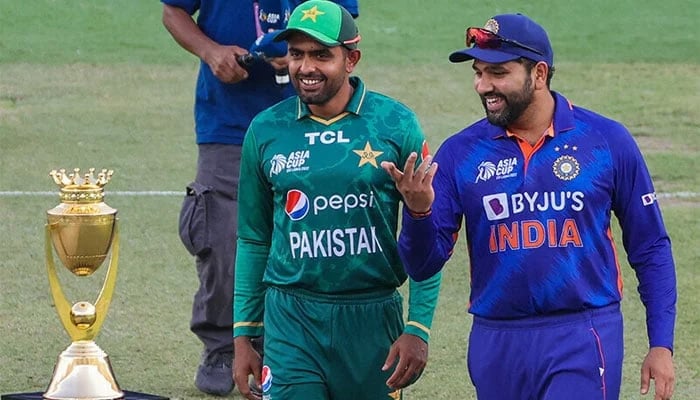 The Pakistani crochet player can see Babar Azzam (left) and the Indian Krickit player Rohit Sharma with the Asian Cup during the match day. AFP/File