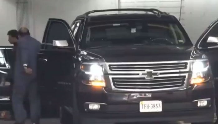 Members of Indian delegation getting out of their vehicles after being heckled by Sikh protesters at National Press Building in Washington, DC. — X/ @Tiju0Prakash/Screengrab