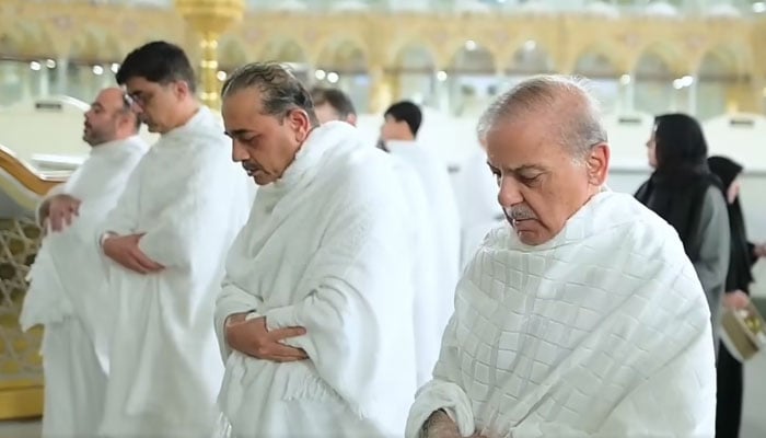 (From right to left) Prime Minister Shehbaz Sharif and Chief of Army Staff (COAS) Field Marshal Syed Asim Munir offer “Nawafil” during Umrah in Saudi Arabia on June 5, 2025. — Facebook/ Mian Shehbaz Sharif/Screengrab