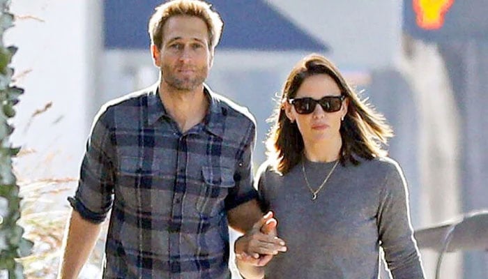 Jennifer Garner, John Miller make PDA packed public appearance