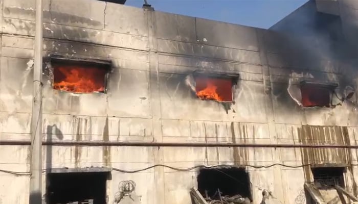 Fire breaks out at factory in Landhi export processing zone, Karachi, on June 8, 2025. — Screengrab via Geo News
