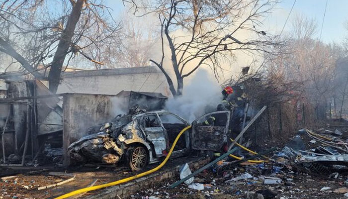 Petugas pemadam kebakaran bekerja di lokasi pemogokan rudal Rusia, di tengah serangan Russias di Ukraina, di Kharkiv, Ukraina 7 Maret 2025. - Reuters