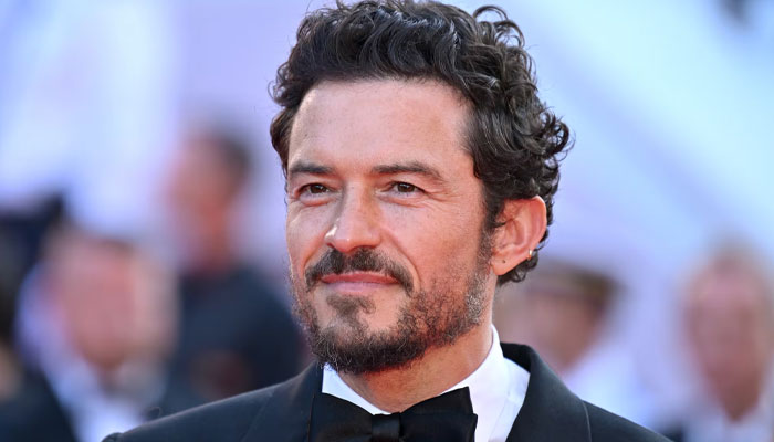 Orlando Blooms dog makes surprise appearance at late night show