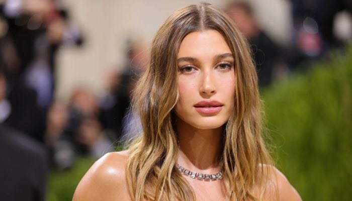 Hailey Bieber struggles to stay afloat