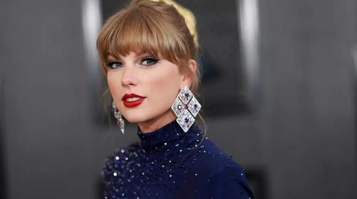 Taylor Swift visiting fans in hospital