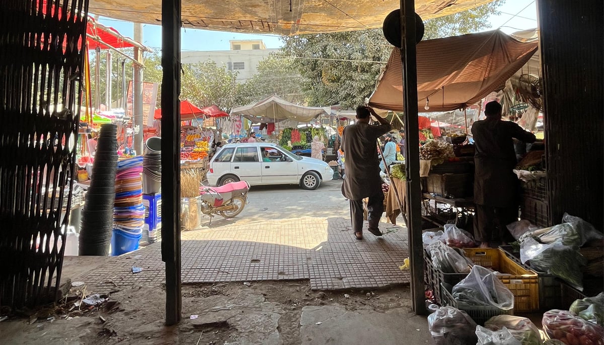 A broken grill over-seeing the market’s entrance. — Photo by author