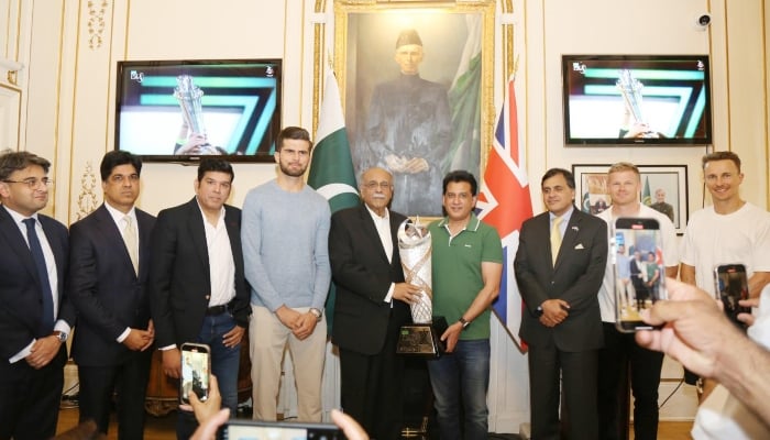 Lahore Qalandars celebrate overseas stars with UK trophy tour 1 Former chairman PCB Najam Sethi, high commissioner Dr Mohammad Faisal, Lahore Qalandars CEO Atif Rana, COO Sameen Rana, captain Shaheen Shah Afridi pose with PSL trophy along with Qalandars England players Sam Billings , Tom Curran at Pakistan High Commission. — PHC/@Pakistanin UK