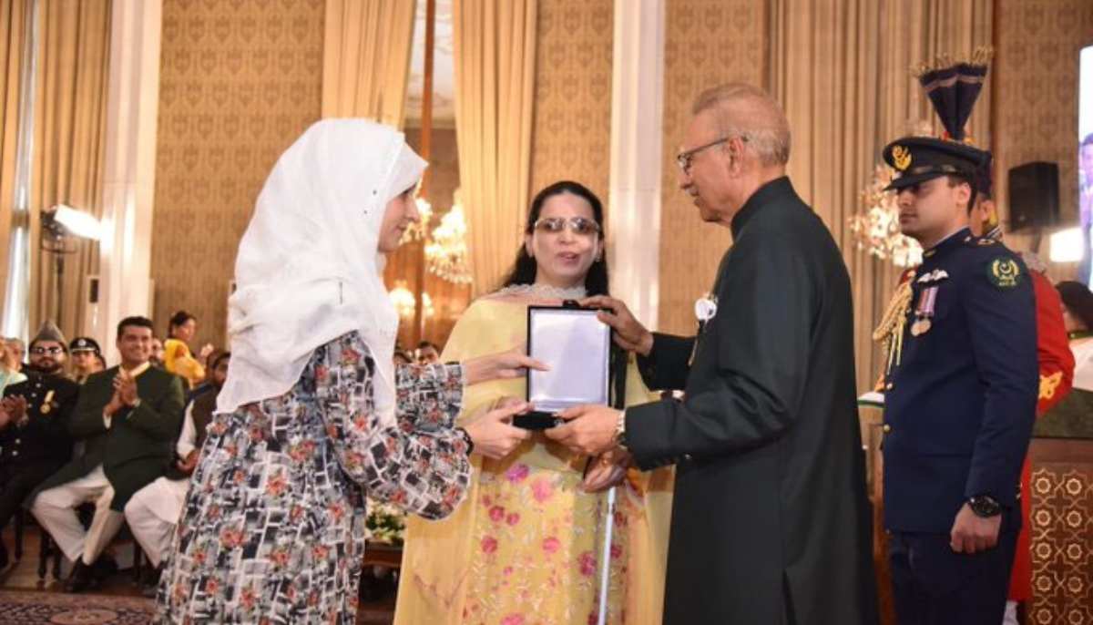 Saima Saleem, Counsellor-I serving Pakistan’s Permanent Mission to the United Nations in New York, receives Tamgha-i-Imtiaz (Medal of Excellence) from former president Arif Alvi in recognition of her work in the field of public service. — X/@PresOfPakistan