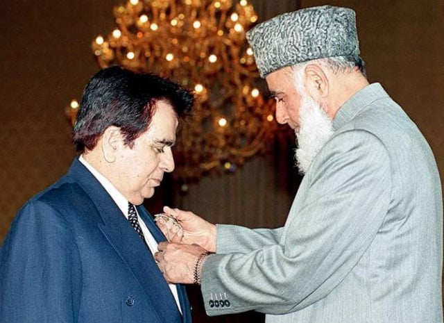 Dilip Kumar receiving Nishan-e-Imtiaz from former president Rafiq Tarar. X/@emnpk