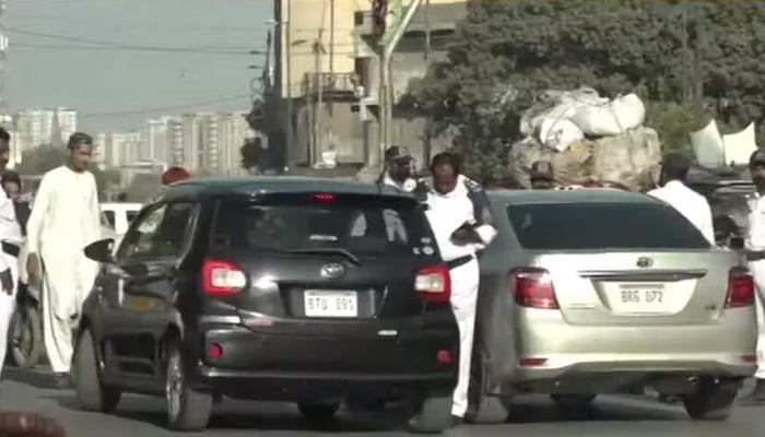Traffic personnel issuing challans to citizens in Karachi. — Geo News