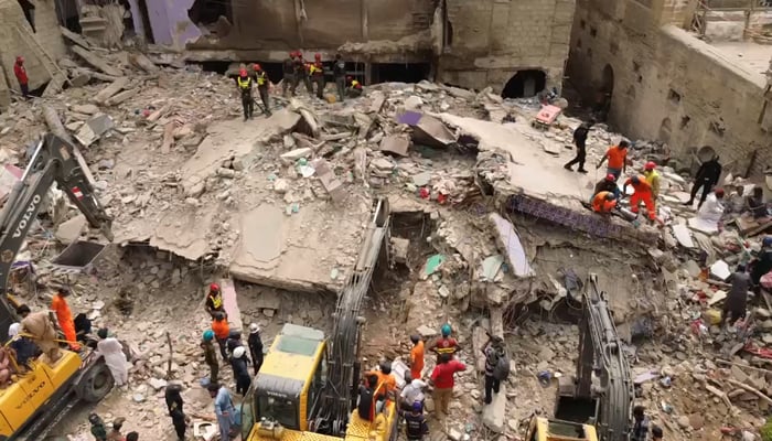 Rescue operation underway at a residential building that collapsed in the Baghdadi area of Lyari, Karachi, on July 4, 2025. — Screengrab via Geo News
