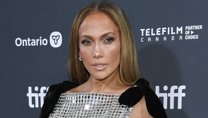 Jennifer Lopez performs new live tracks for fans