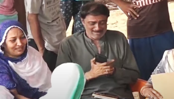 Family members mourn a loved one lost in the Lyari building collapse, as the search for remaining victims continues in Karachi on July 6, 2025. — Geo News