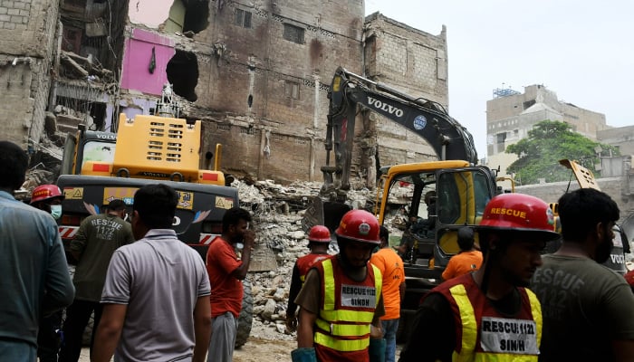 Rescue operations underway at the site of the building that collapsed in the Baghdadi area of ​​Lyari, on June 5, 2025. — Geo News