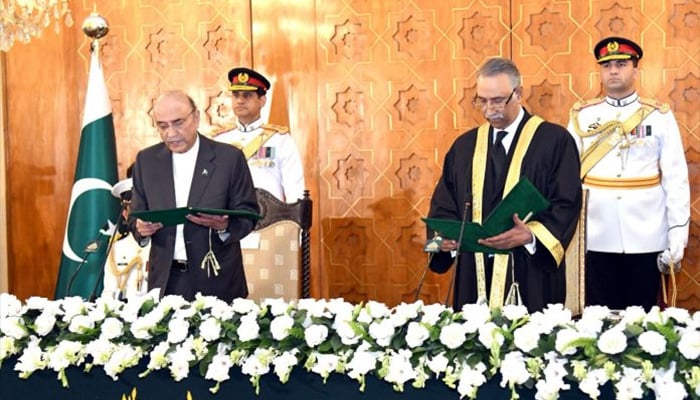 President Asif Ali Zardari administering the oath of office to Mr. Justice Sardar Muhammad Sarfraz Dogar as the Chief Justice of Islamabad High Court,at Awan-e-Sadr. — APP