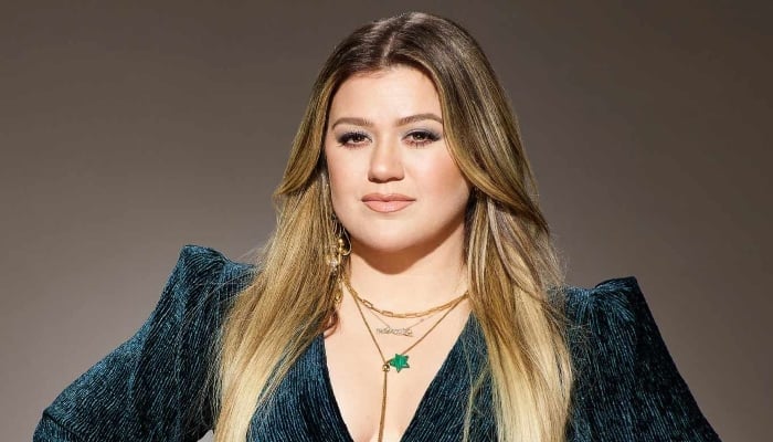 Kelly Clarkson dealing with ‘insanely complicated turmoil