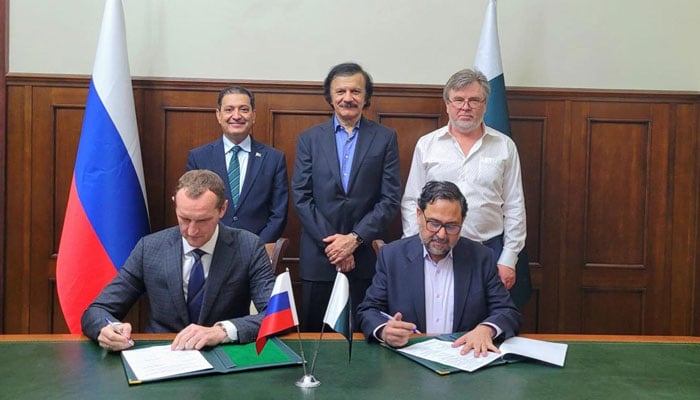 Saif Anjum, Secretary Ministry of Industries and Production, and Vadim Velichko, General Director of Industrial Engineering LLC, signing protocol to restore and modernise Pakistan Steel Mills at Pakistan Embassy in Moscow, Russia, July 11, 2025. — PID