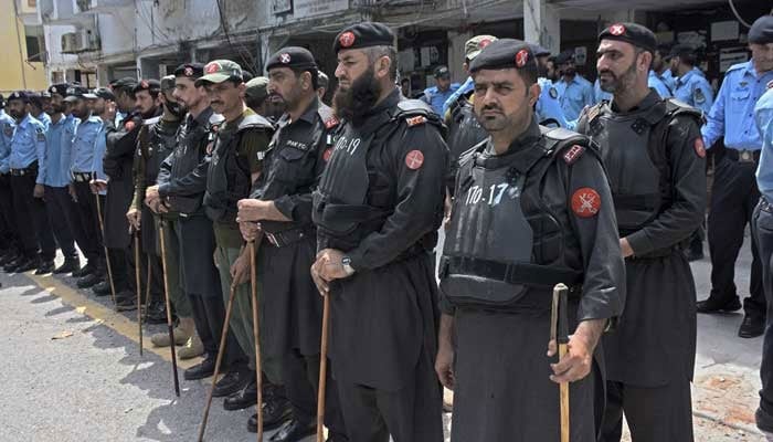 A large number of the personnel of Frontier Constabulary (FC) are taking position outside Supreme Court on May 14, 2023. — Online