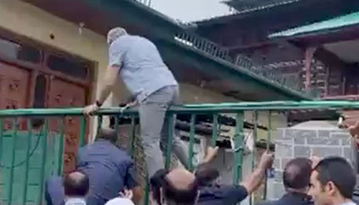 IIOJK CM Omar Abdullah scales wall to pay tribute at 1931 Martyrs’ graveyard in Srinagar on July 14, 2025. — Screengrab via video